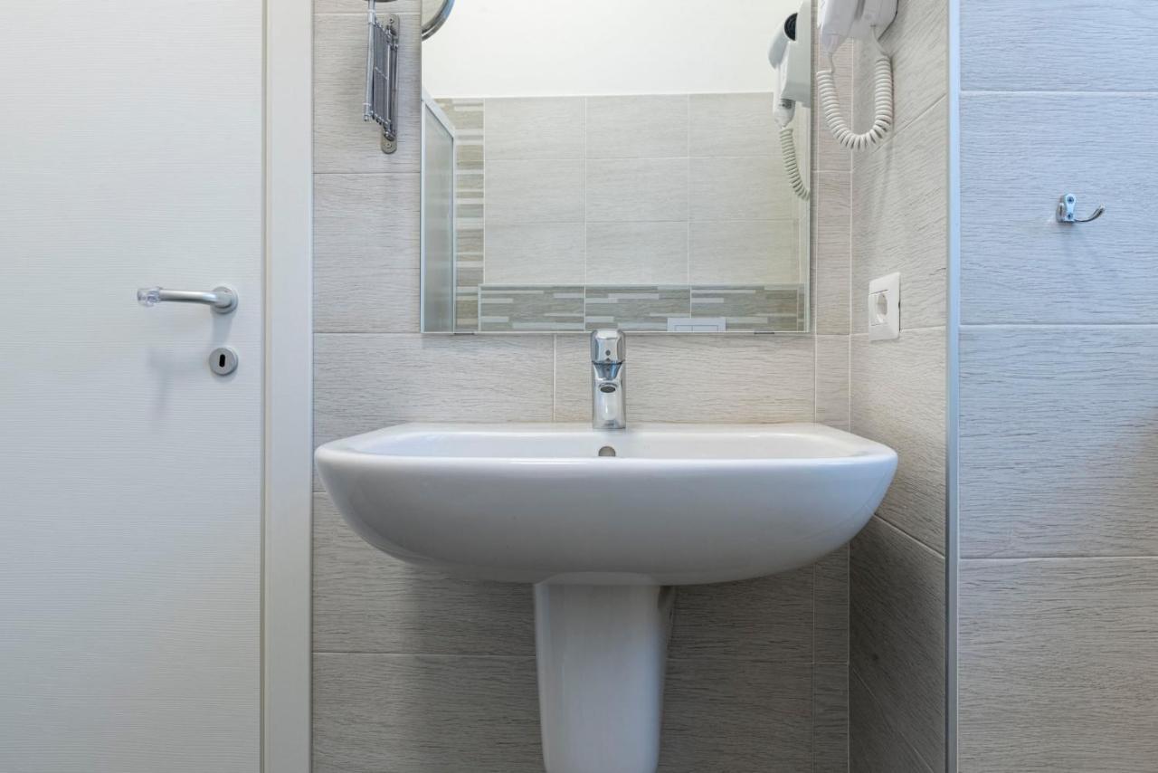 Leader Apartment 4 - Monzino - Hockey Msg Arena - Linate - Милано Екстериор снимка